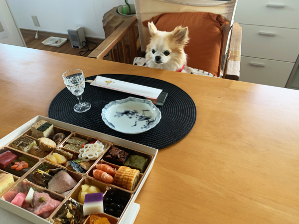 ご近所の食堂カフェ ヒトトノさんのおせち料理をコム子さんと楽しみました。